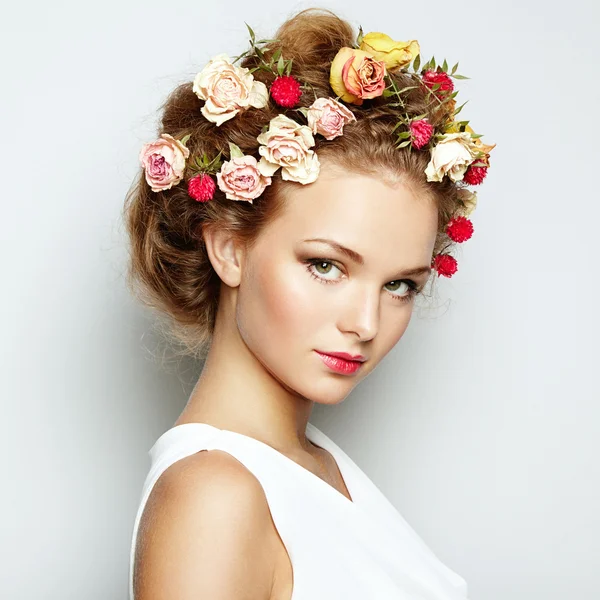 Mulher bonita com flores. Pele de cara perfeita. Retrato de beleza — Fotografia de Stock