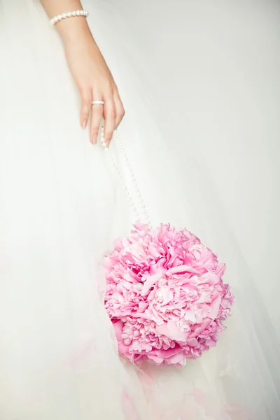 Wedding bouquet in hands of bride — Stock Photo, Image