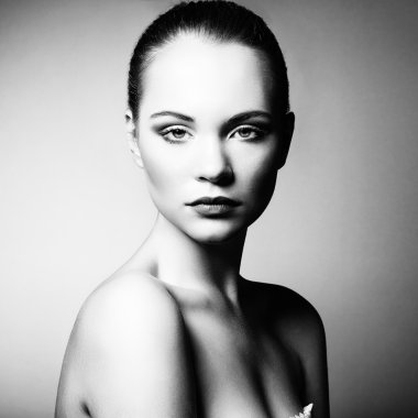 güzel bir genç kadın parlak bir makyaj ve manikür