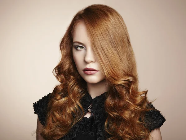 Retrato joven hermosa mujer con el pelo rizado —  Fotos de Stock