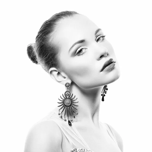 Porträtt av vacker ung kvinna med örhänge — Stockfoto