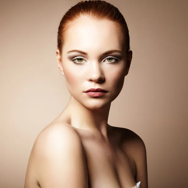 Gyönyörű fiatal nő, fényes make-up és manikűr — Stock Fotó