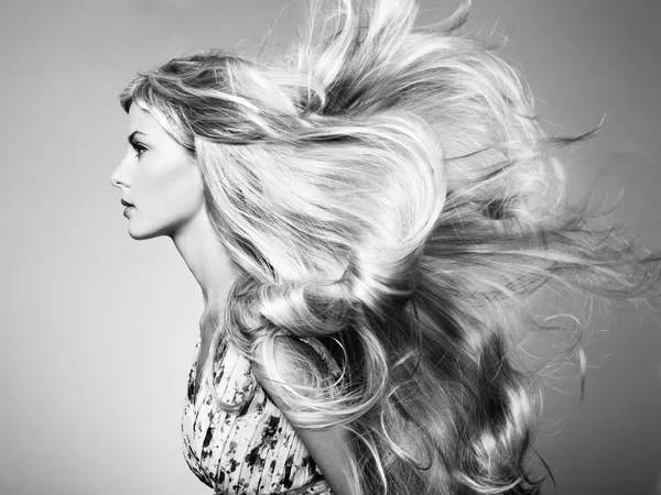 Foto de mulher bonita com cabelo magnífico — Fotografia de Stock