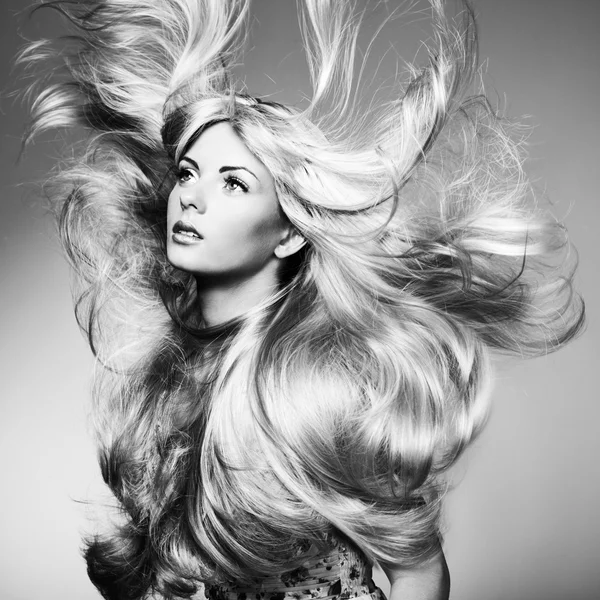 Foto de mujer hermosa con pelo magnífico — Foto de Stock