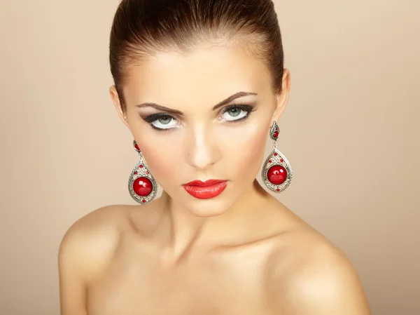 Ritratto di bella donna bruna con orecchino. Trucco perfetto — Foto Stock