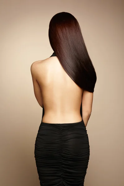 검은 드레스에 아름 다운 갈색 머리 여자의 초상화 — 스톡 사진