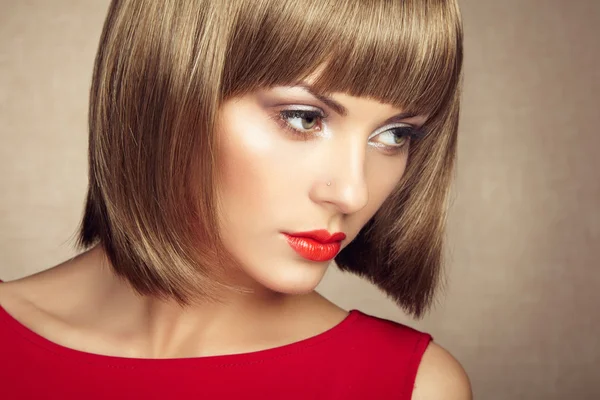 Retrato de bela mulher sensual com penteado elegante — Fotografia de Stock