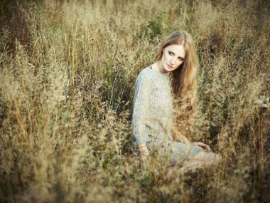 sonbahar alanda güzel bir kadın portresi