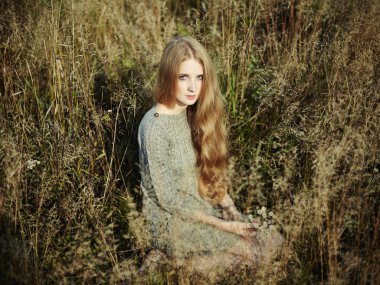 sonbahar alanda güzel bir kadın portresi