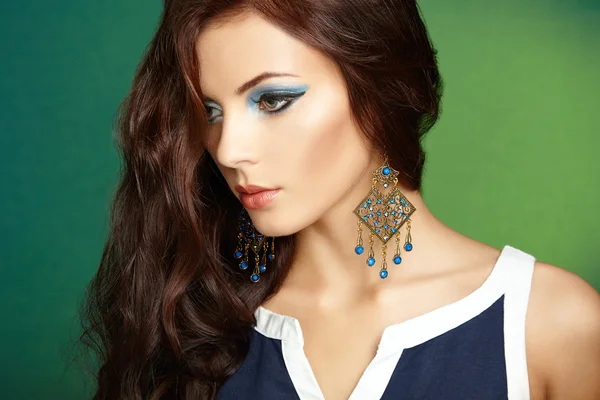 Ritratto di bella donna bruna con orecchino. Trucco perfetto — Foto Stock