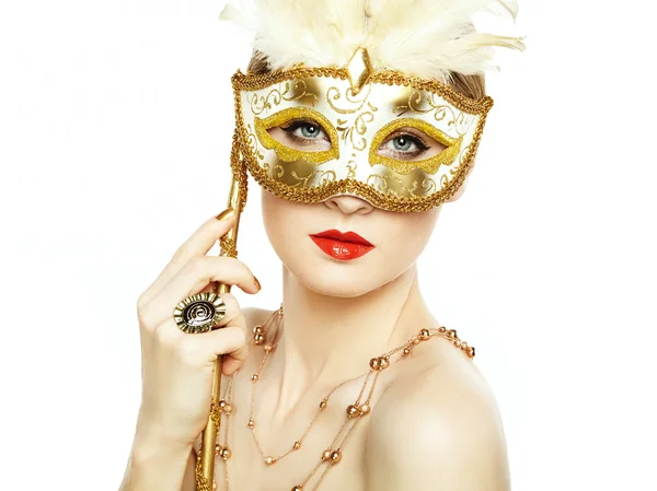 Mooie jonge vrouw in mysterieuze gouden Venetiaanse masker — Stockfoto