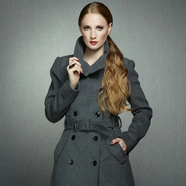 Őszi kabát, fiatal nő portréja — Stock Fotó