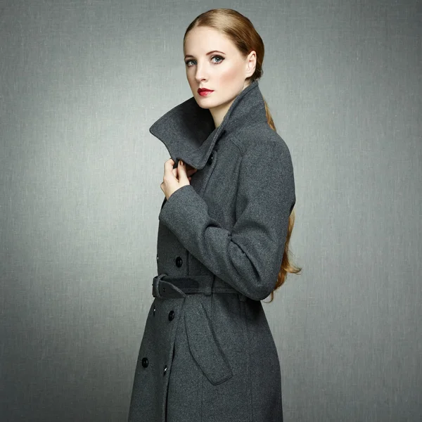 Őszi kabát, fiatal nő portréja — Stock Fotó