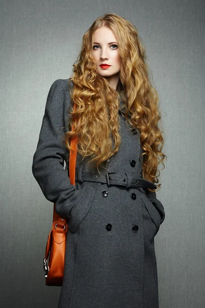 Portret van een jonge vrouw in herfst jas — Stockfoto