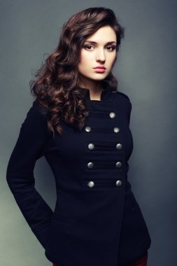 kıvırcık saçlı genç güzel kadın portre