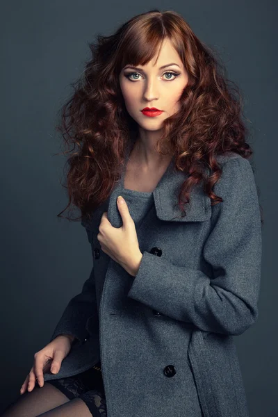 Retrato de mujer joven en abrigo de otoño — Foto de Stock