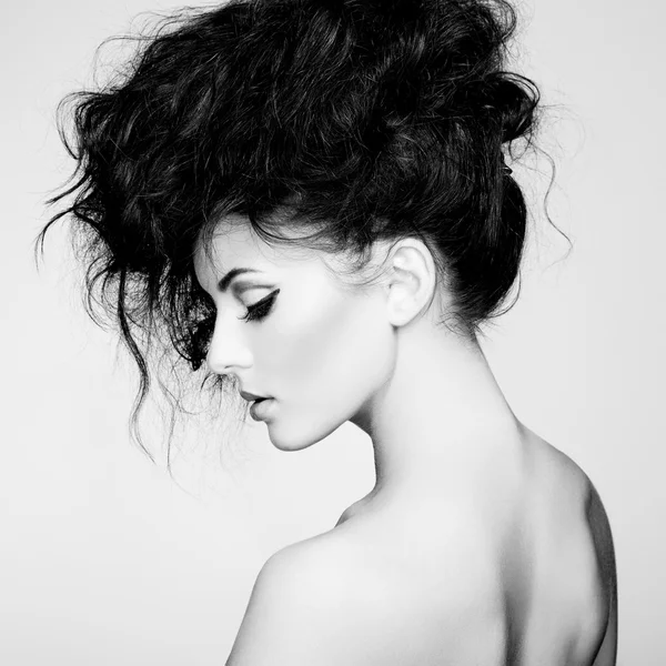 Photo noir et blanc de belle femme aux cheveux magnifiques — Photo