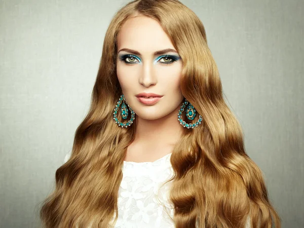 Foto der schönen Frau mit herrlichem Haar. Perfektes Make-up — Stockfoto