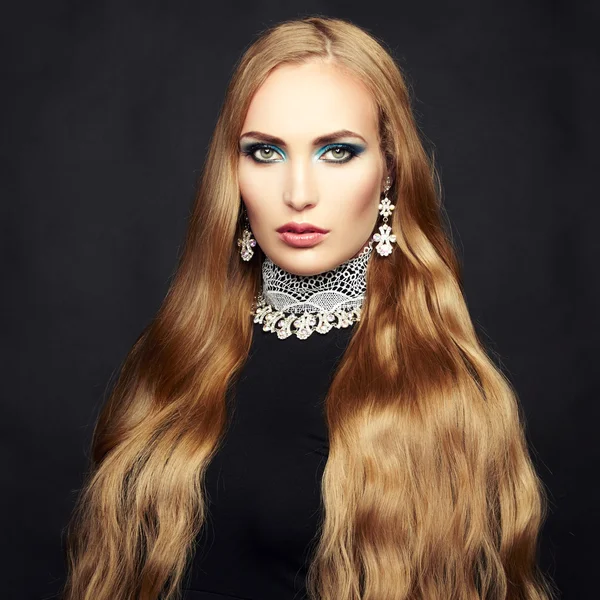 Foto der schönen Frau mit herrlichem Haar. Perfektes Make-up — Stockfoto
