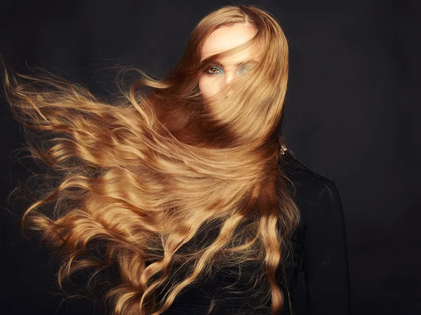 Foto de mujer hermosa con pelo magnífico. Maquillaje perfecto —  Fotos de Stock