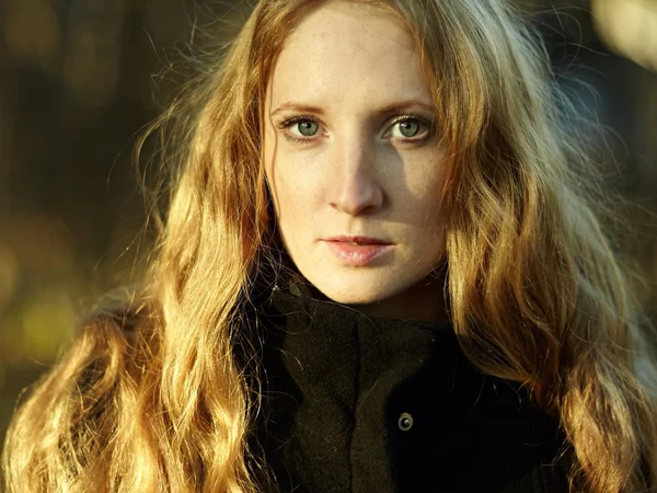 Retrato de una hermosa joven sobre la naturaleza. Retrato de otoño — Foto de Stock