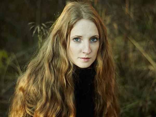 Retrato de una hermosa joven sobre la naturaleza. Retrato de otoño — Foto de Stock