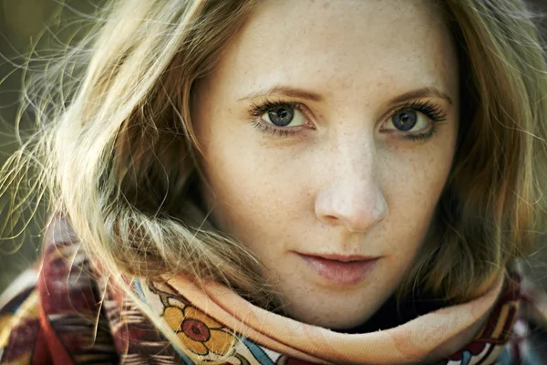 Retrato de una hermosa joven sobre la naturaleza. Retrato de otoño — Foto de Stock