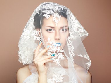 moda fotoğraf güzel kadınların beyaz peçe altında
