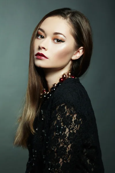 Foto de mulher bonita com cabelo magnífico. Maquiagem perfeita — Fotografia de Stock