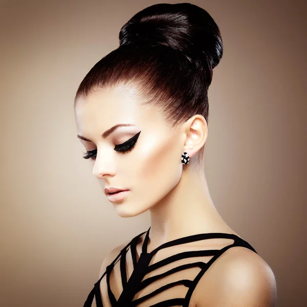 Portrait of beautiful sensual woman with elegant hairstyle. Per — Stock Photo, Image