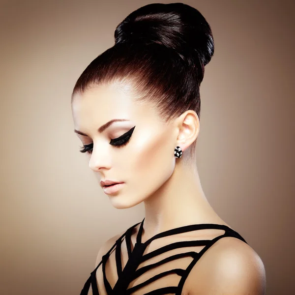 Retrato de bela mulher sensual com penteado elegante. Per — Fotografia de Stock