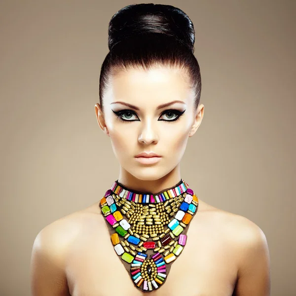 Takı ile genç güzel kadın portresi