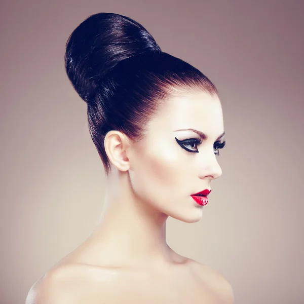 Portrait of beautiful sensual woman with elegant hairstyle. Per — Stock Photo, Image