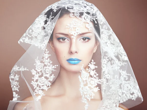 Mode foto av vackra kvinnor under vit slöja — Stockfoto