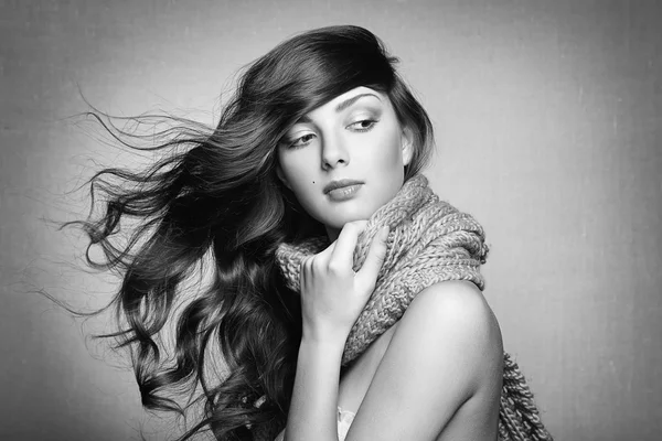 Retrato de una hermosa joven con bufanda — Foto de Stock