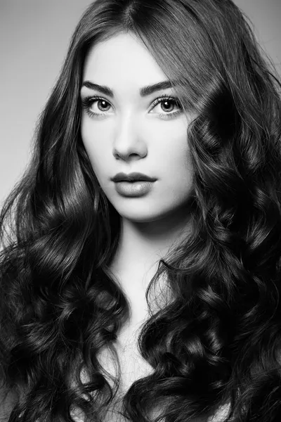 Retrato joven hermosa mujer con el pelo rizado — Foto de Stock