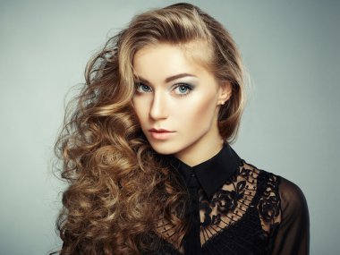 siyah elbiseli güzel genç sarışın kız portresi. moda