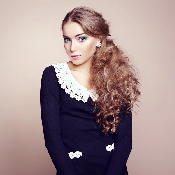 Foto de mulher bonita com cabelo magnífico. Maquiagem perfeita — Fotografia de Stock