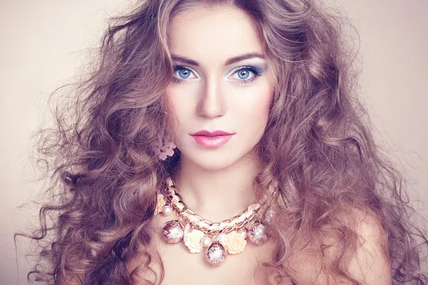 Retrato de joven hermosa mujer con joyas — Foto de Stock