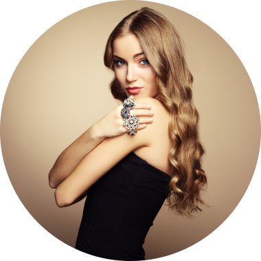 siyah elbiseli güzel sarışın kadın portresi