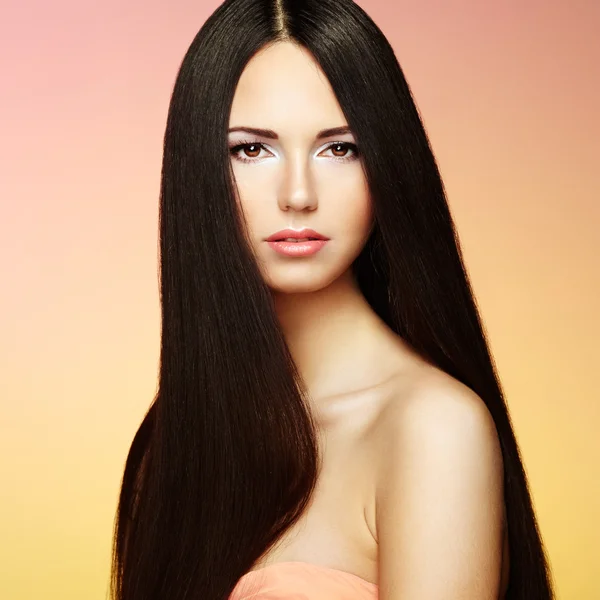 Vacker brunett kvinna med långt hår — Stockfoto