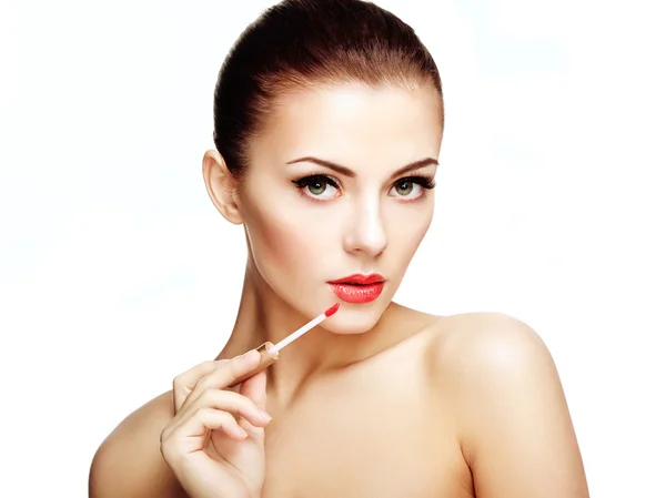 Vacker ung kvinna målar läpparna med läppstift. perfekt make-up — Stockfoto