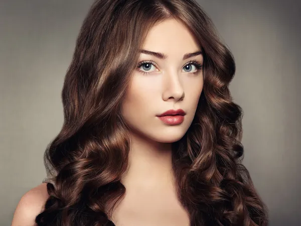 Portrait young beautiful woman with curly hair — Stock Photo, Image