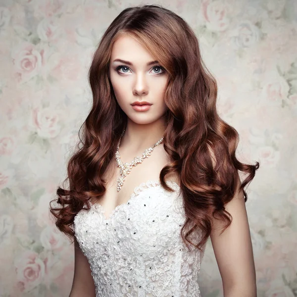 Szép érzéki nő, elegáns frizura portréja. Ildiko Stock Fotó