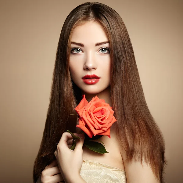 Portret van mooie donkerharige vrouw met bloemen — Stockfoto