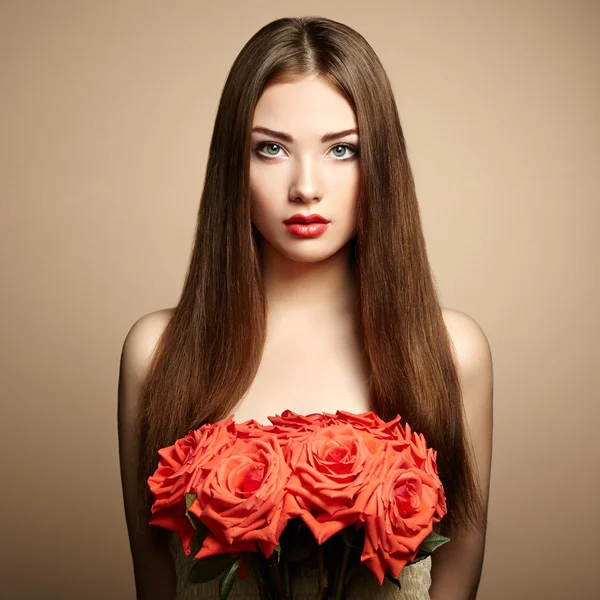 Portret van mooie donkerharige vrouw met bloemen — Stockfoto