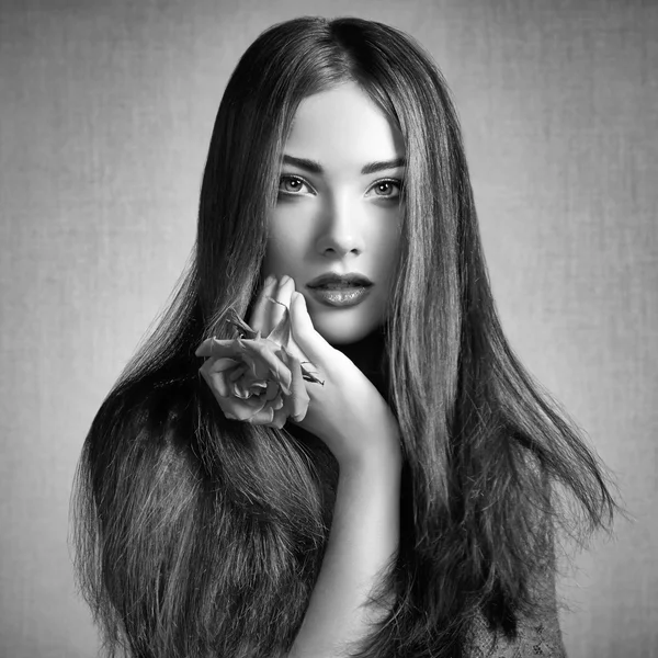 Portrait de belle femme aux cheveux bruns avec des fleurs — Photo