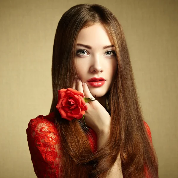 Retrato de una hermosa mujer morena con flores — Foto de Stock