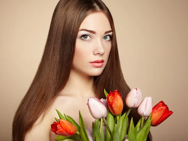 Portret van mooie donkerharige vrouw met bloemen — Stockfoto