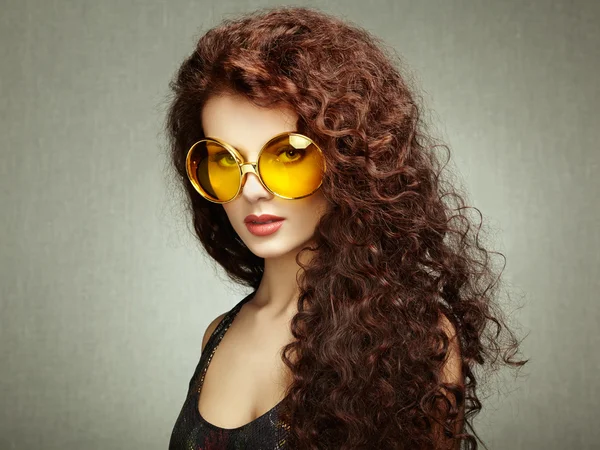 Ritratto di bella donna in occhiali da sole su sfondo bianco — Foto Stock